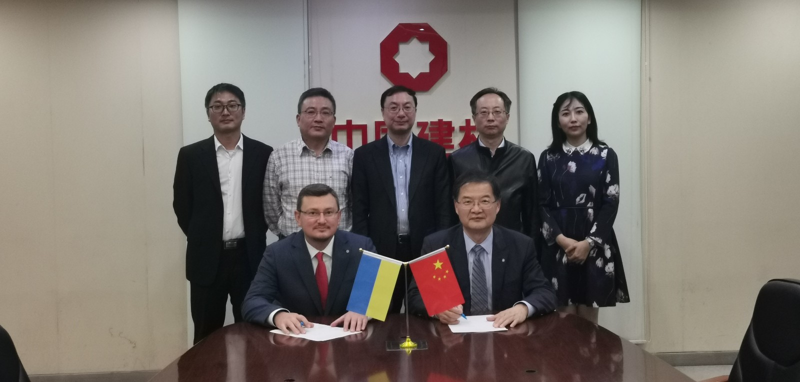 191111365速发国际工程集团签署乌克兰600td浮法玻璃总包条约.jpg